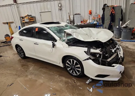 2017 Nissan Altima 2.5 z USA, uszkodzony, nr VIN 1N4AL3AP0HC157536